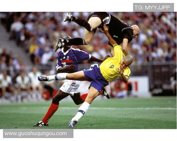 足球巨星低调现身潮流鞋店引发球迷热议购物细节成焦点