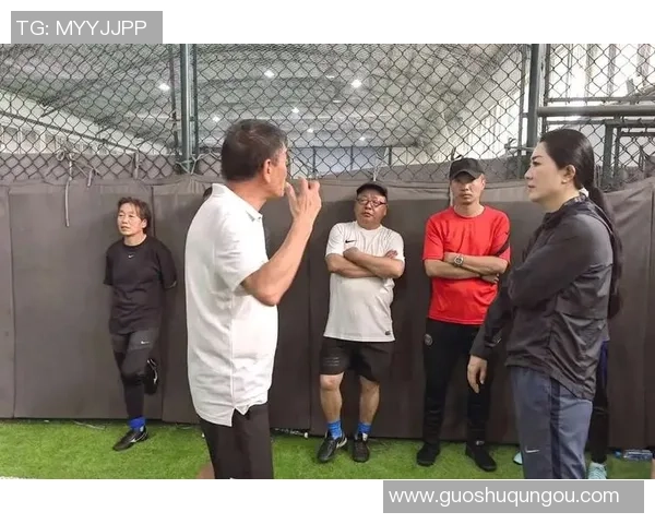 从绿茵场到教练席：足球巨星退役后转型执教之路的传奇故事